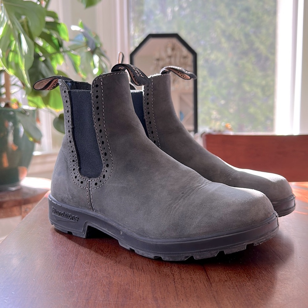 Size 7.5 Rustic Black Blundstones